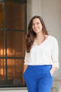 Brandingshoot vrouw in wit met blauw